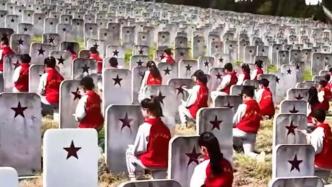 每一位英雄都应被铭记！红领巾们为烈士墓碑“描红”