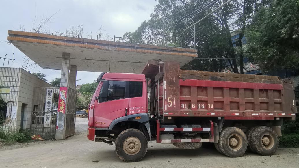 湖南宜章县一公司大门被货车围堵近四个月，警方：生产经营中产生纠纷，不予立案