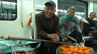 重庆设“背篓专线”方便菜农进城，菜农们也将菜篓包好避免弄脏地铁