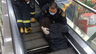 女子乘自动扶梯上楼半个身子突然被“卷入”，消防紧急救援