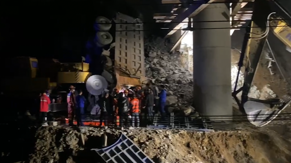 满载石头工程车翻倒十米斜坡下，消防近5小时紧急施救