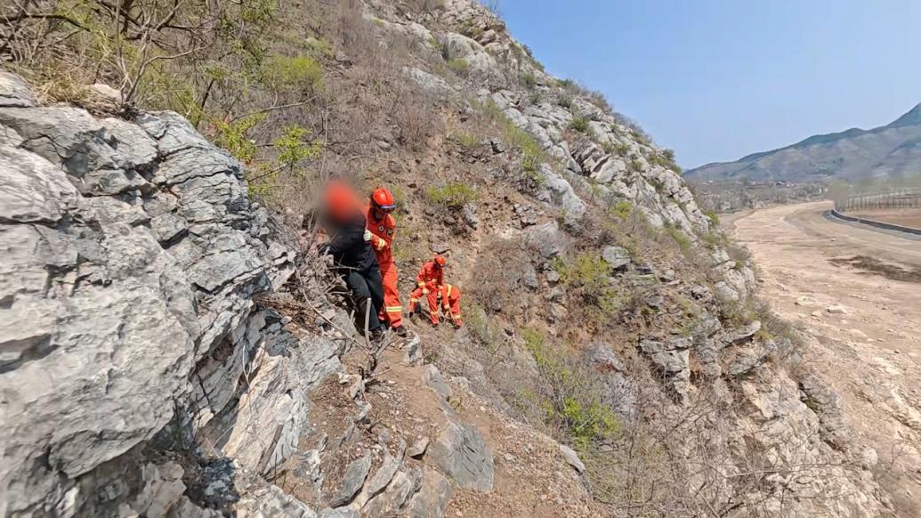 游客登山被困懸崖，消防救援過程中貼心幫系鞋帶