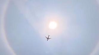 龙年龙月龙日，深圳一飞机“横穿”日晕画面壮观