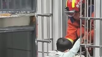 男孩玩捉迷藏爬出7楼，消防员切割窗户将其救下