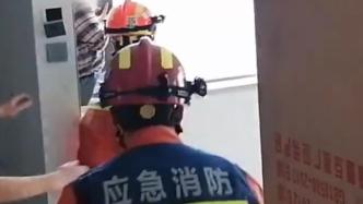 消防员和队友一个眼神，伺机而动救下一条生命