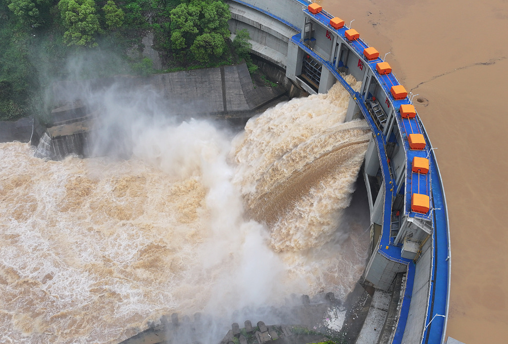 2024年4月8日,湖南郴州,桂阳县境内欧阳海水库泄洪.