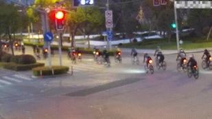 闯红灯、占机动车道……“暴骑团”惹民意，上海交警出手了