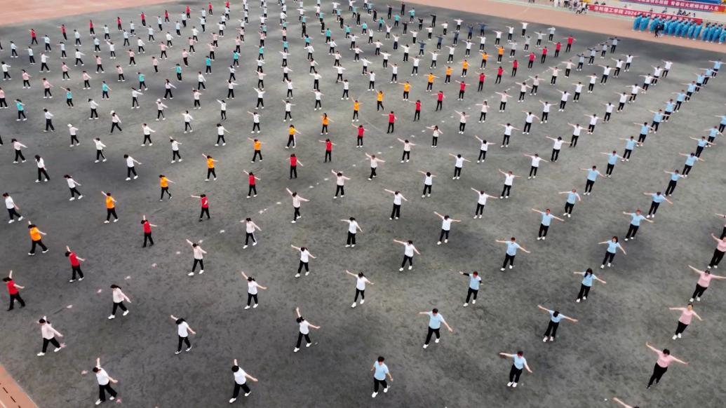 高校举行运动会，560名老师在开幕式上齐做第八套广播体操