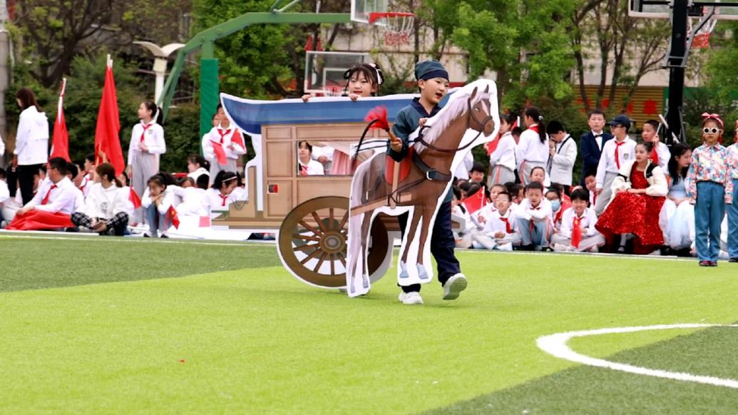 小學生在運動會上cosplay演繹“中國速度”