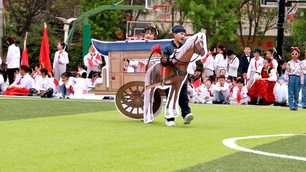 小学生在运动会上cosplay演绎“中国速度”