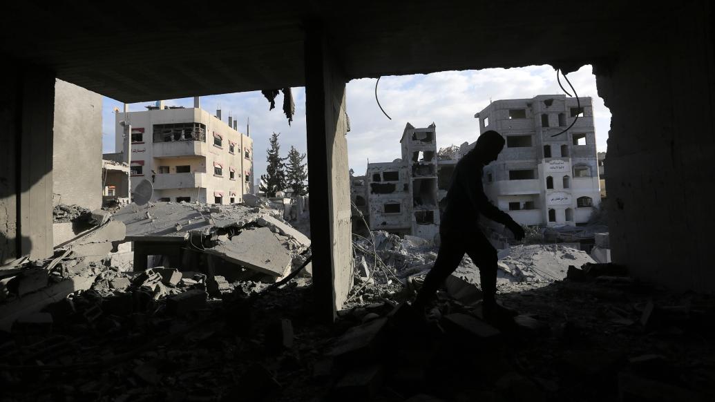 以军密集轰炸加沙中部努赛赖特难民营，造成大量人员伤亡