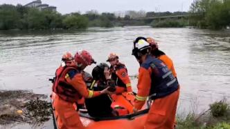 女子捞盆遇河水暴涨被困孤岛，消防驾皮划艇施救