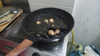 三月三煮鸡蛋未关火出门买菜锅被烧干，邻居报警30名消防员赶到现场