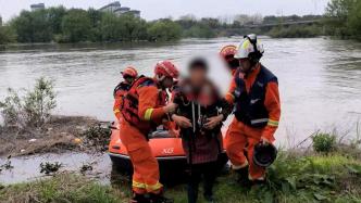 女子清洗鸡盆被困江中心小岛，消防员驾艇救人