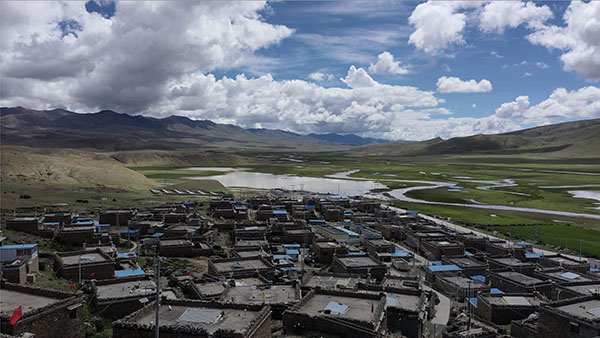 从西藏自治区山南市措美县驱车向北,抵达哲古镇境内时,指南仪上的海拔