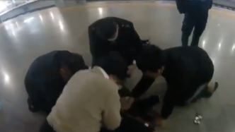 男子在上海虹桥火车站心脏骤停倒地，还在髋关节手术恢复期的她立即跪地急救