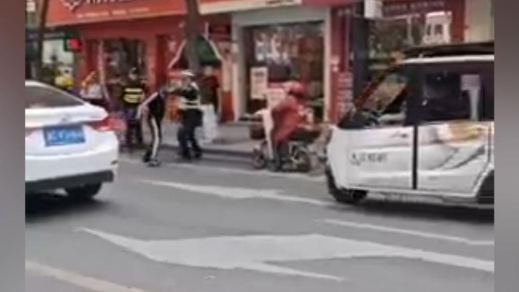 浙江平阳警方：电动车驾驶人持械殴打交警协勤人员，被控制