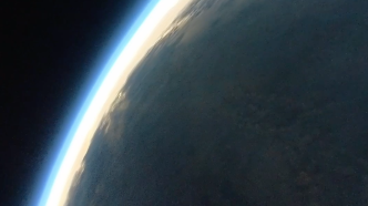 35000米高空看日食是一种什么体验？地球像被巨大黑影吞噬