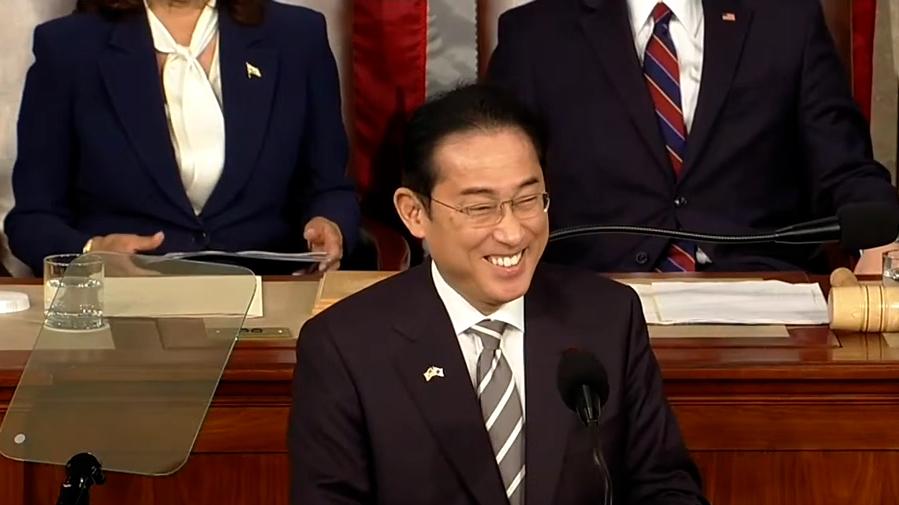 岸田自嘲“我在日本没这么受待见”，场下美国议员们掌声雷动