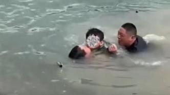 退伍军人跳进古淮河救起2名落水儿童