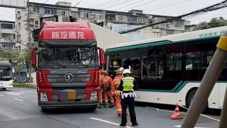 今晨上海一公交车与集卡相撞，公交车司机受伤