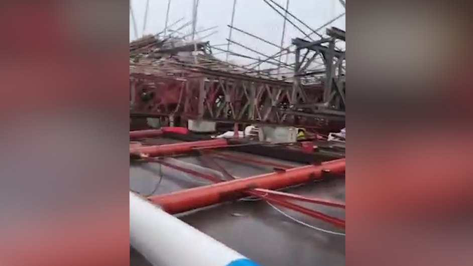 长江大桥上大量铁架倒塌，重庆长寿区交通局：施工防护棚被风吹倒