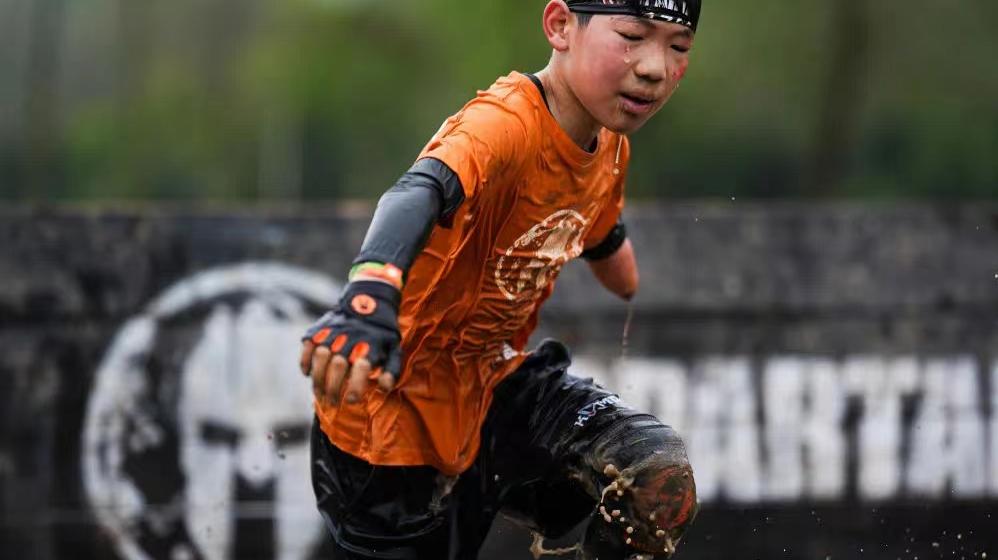 “以后我也想为国争光”，9岁独臂小勇士在沪勇敢挑战障碍赛