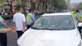 学生过马路被车冲撞致1死1伤，宜宾交警：涉事司机已被控制