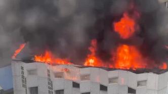 视频丨江苏徐州市中心发生火灾：目前火势已扑灭，无人员伤亡