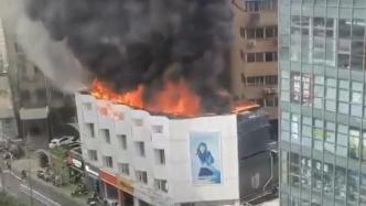 徐州一建筑楼顶起火浓烟滚滚，消防到场13分钟扑灭无人伤亡