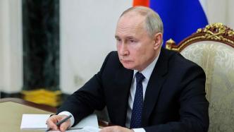 俄中央选举委员会主席向普京颁发总统证