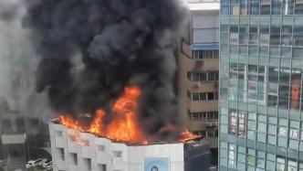 徐州鼓楼区一建筑楼顶发生火灾，无人员伤亡