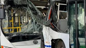 济南两辆公交车疑似迎面发生碰撞，伤者已送医均无生命危险