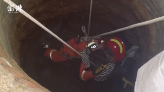9岁女童不慎坠入8米深姜井，消防员下井救起
