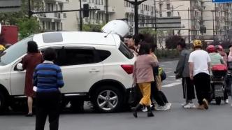 上海街头两车相撞有人被卷车底，几十秒内众人冲上去营救