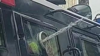 云南泼水节警察躲特警车里“开挂”，网友：耍赖！