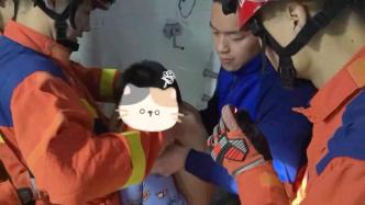 7岁男孩玩捉迷藏卡在洗衣机，消防救援人员巧妙救出