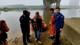 女子跳河轻生落水后就后悔随即爬上桥墩，武汉消防紧急救人