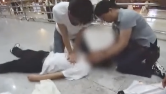 18岁少年火车站突然晕倒，她们挺身而出全程跪地救人