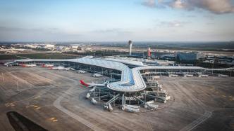 海南机场去年营收增四成：净利降近五成，旅客吞吐量增1.3倍