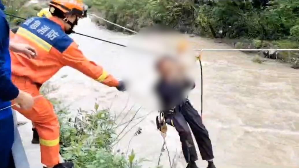 河水暴涨八旬老人被困河对岸，消防搭“绳桥”营救