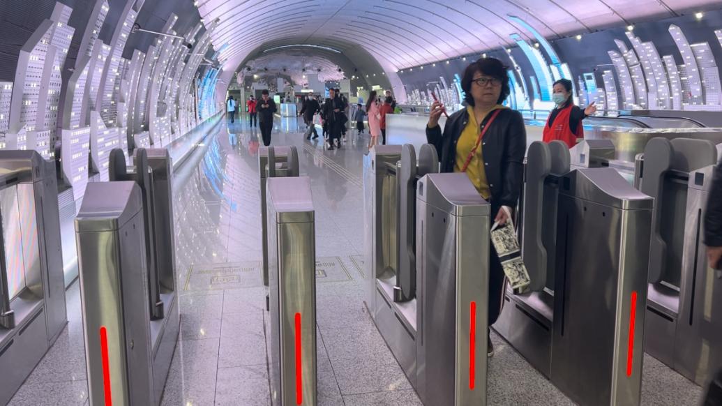 上海地铁试点“闸机常开门”首日：个别乘客有困惑，跑步强闯会被拦
