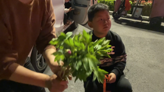 妈妈带7岁儿子摆摊卖牡丹花：家里种的，让孩子体验生活