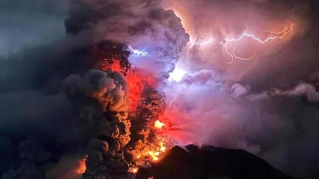 闪电交织尤如“魔幻大片”！印尼鲁昂火山多次喷发，官员称恐引发海啸