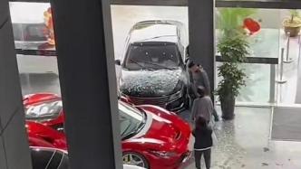 上海一车行发生惊险一幕：轿车撞碎玻璃门，差点撞到法拉利