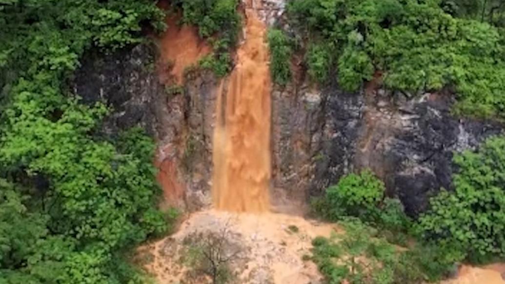 广东阳山县平均雨量65.3毫米，当地一处公路被山洪淹没