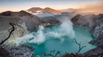 印尼警方通报中国游客坠崖情况：在火山口边缘拍照时坠入峡谷