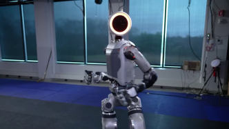 波士顿动力推出电动人形机器人，头部和躯干能180度旋转