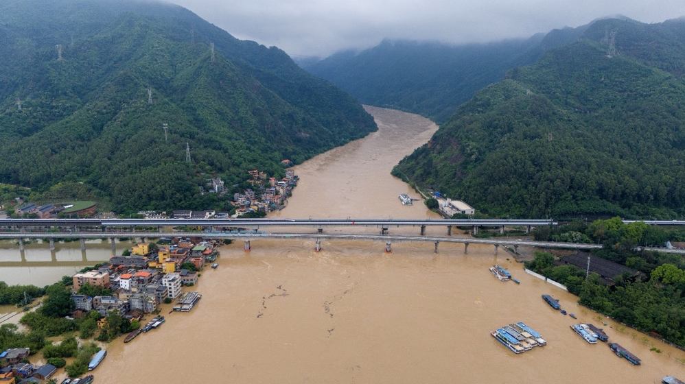 追击洪峰丨22日凌晨洪峰过境清远,救援正在进行