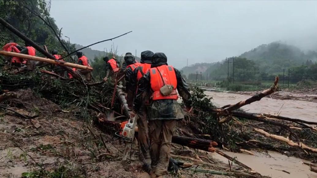 广东韶关武警官兵抗洪抢险,路段受阻徒步行进展开救援